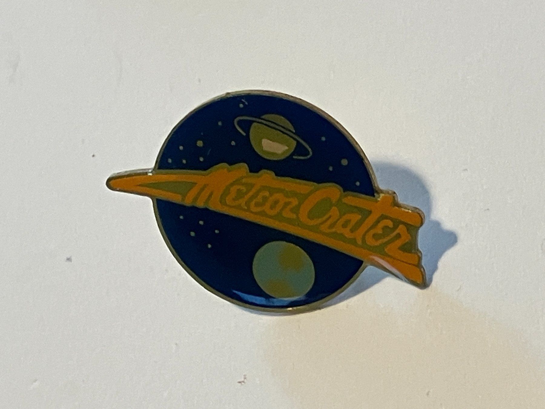 Placchette & Badge: 1 Pin Meteor Crater – Usato da Basel venduto da djwwpp