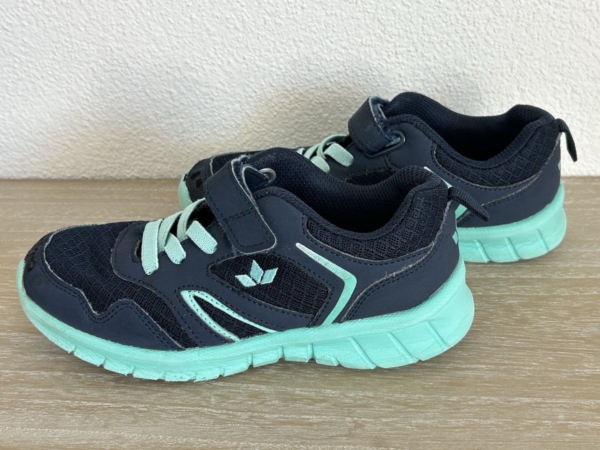 Scarpe per ragazzi: Kinder Turnschuhe dunkelblau Grösse ca. 33, gebraucht – Usato da Wolhusen venduto da eve_m6cg 1