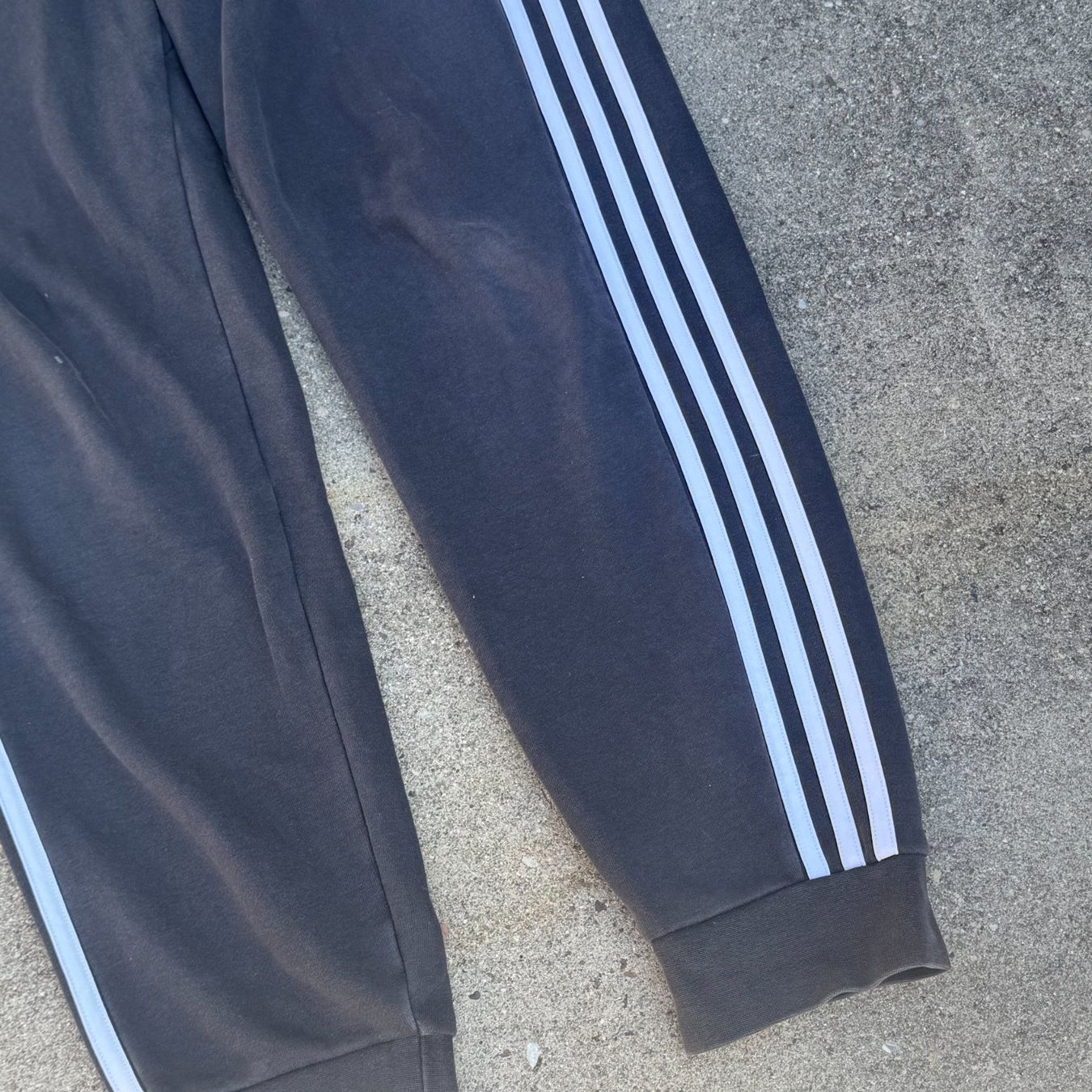 Adidas Pantaloni: Adidas three stripes black sweatpants trainerhose retro – Usato da St. Gallen venduto da sourced_limited 3