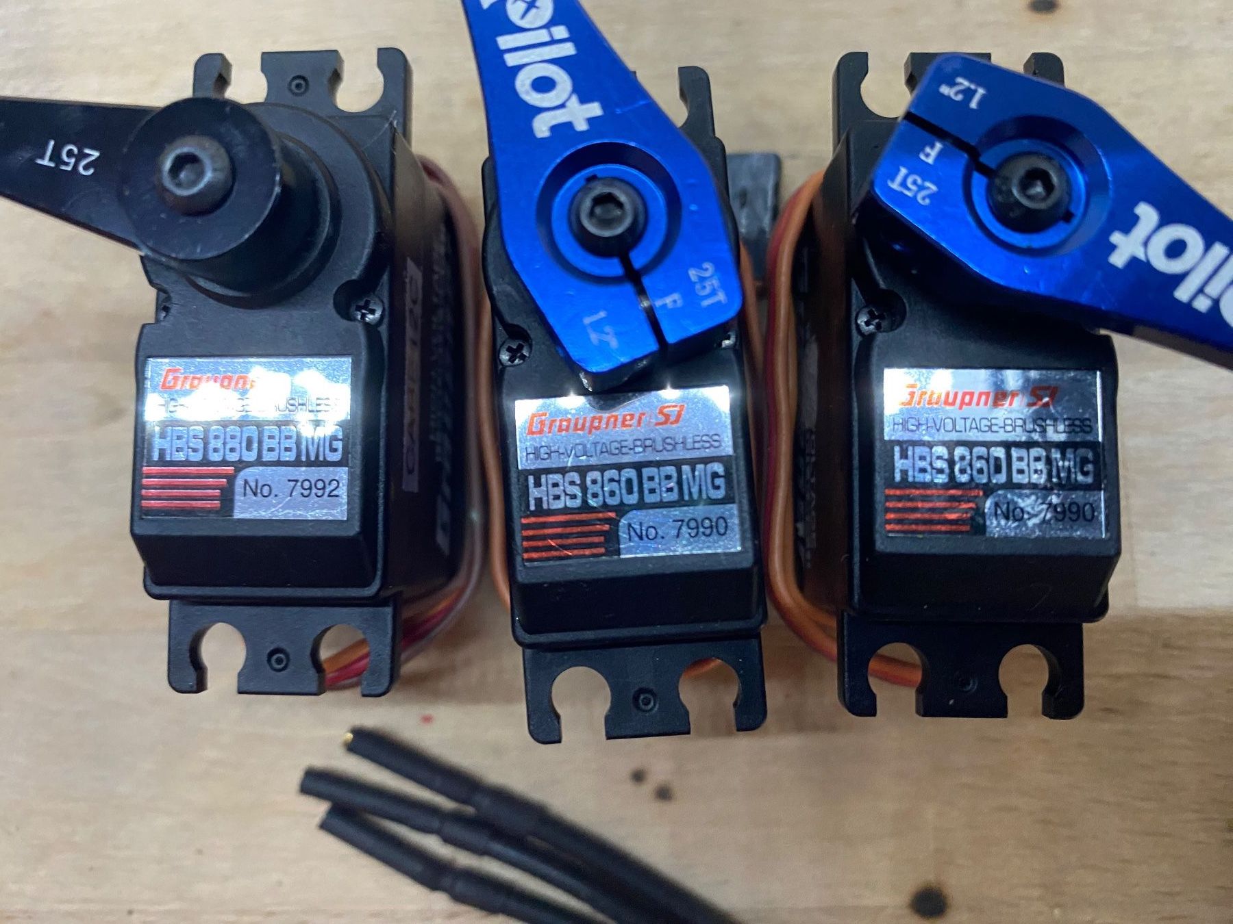 Graupner Fernsteuerungen: Graupner Hott 3 Servos und 2 Regler – Gebraucht aus Magden von iApple 1