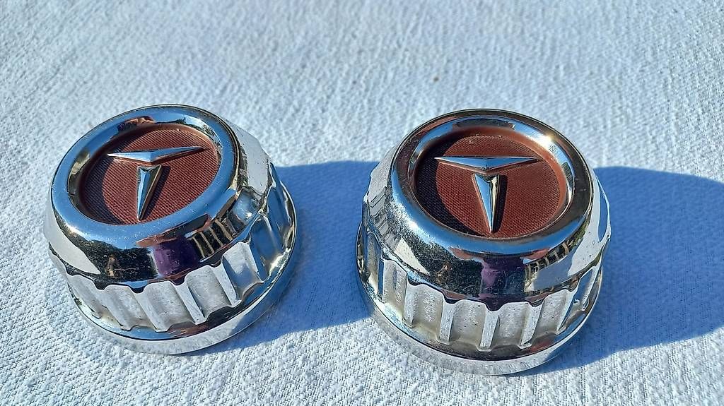 Tutti pezzi di ricambio auto: Toyota Oldtimer - Youngtimer / zwei Stück Nabendeckel braun – Usato da Frauenkappelen venduto da Chruetzhubel 1
