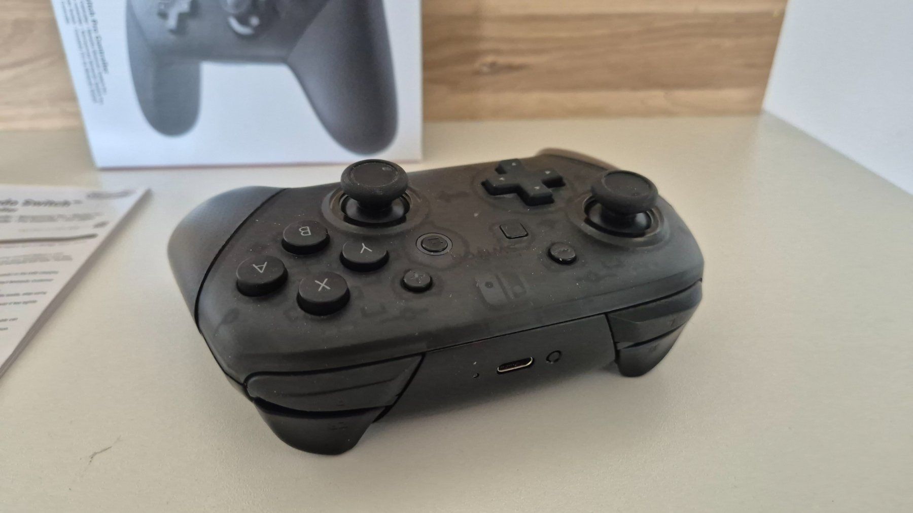 Controller: Nintendo Switch Pro Controller schwarz mit OVP – Nuovo (secondo la descrizione) da Bassersdorf venduto da retrolab 1