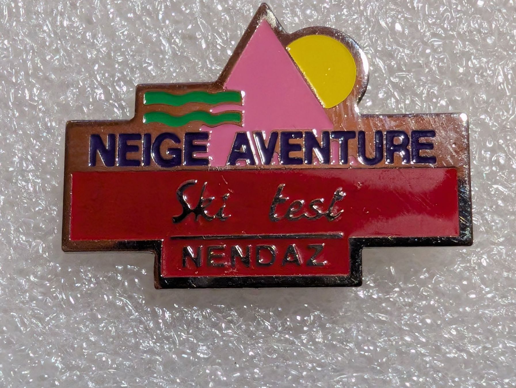 Plaketten & Abzeichen: Ansteckpin 213: Neige Adventure – Gebraucht aus Oppligen von Pin-Fall-Shop
