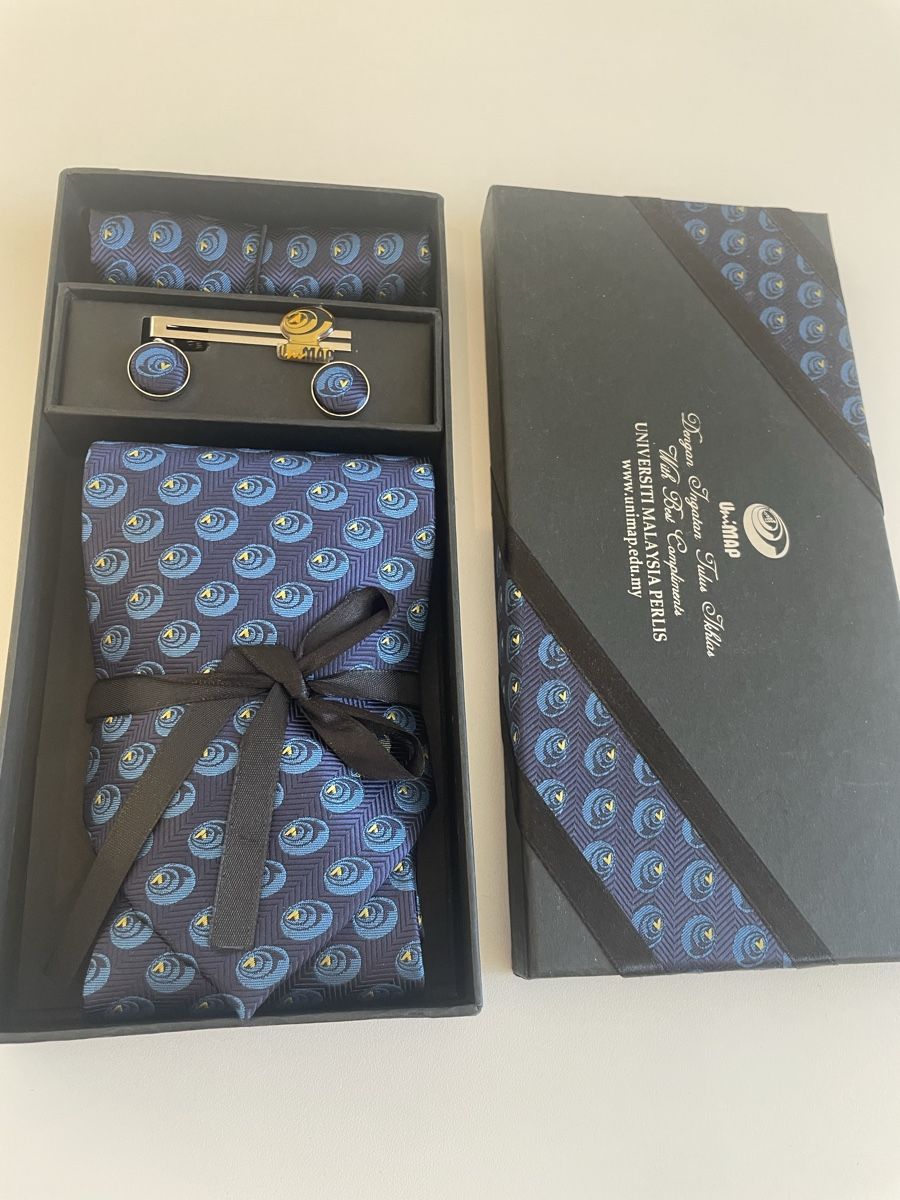 Krawatten: Krawatten Set mit Manschettenknöpfen und Einstecktuch blau – Neu und originalverpackt aus Münchenstein von nel_57mj