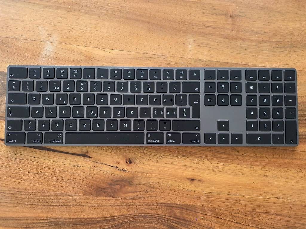 Tastiere: Apple Magic Keyboard A1843 CH Space Grau Ziffernblock – Usato da Dietlikon venduto da Bonamesa