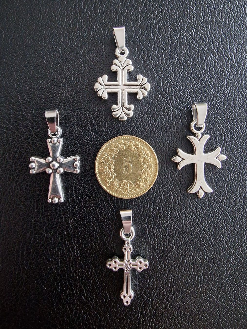 Ciondoli: 4 croix argentées, + trèfle à 4 feuilles – Nuovo e nell'imballaggio originale da Puidoux venduto da mic_c2fh