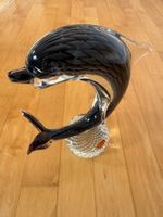 Murano Glasfigur Delphin schwarz auf Sockel