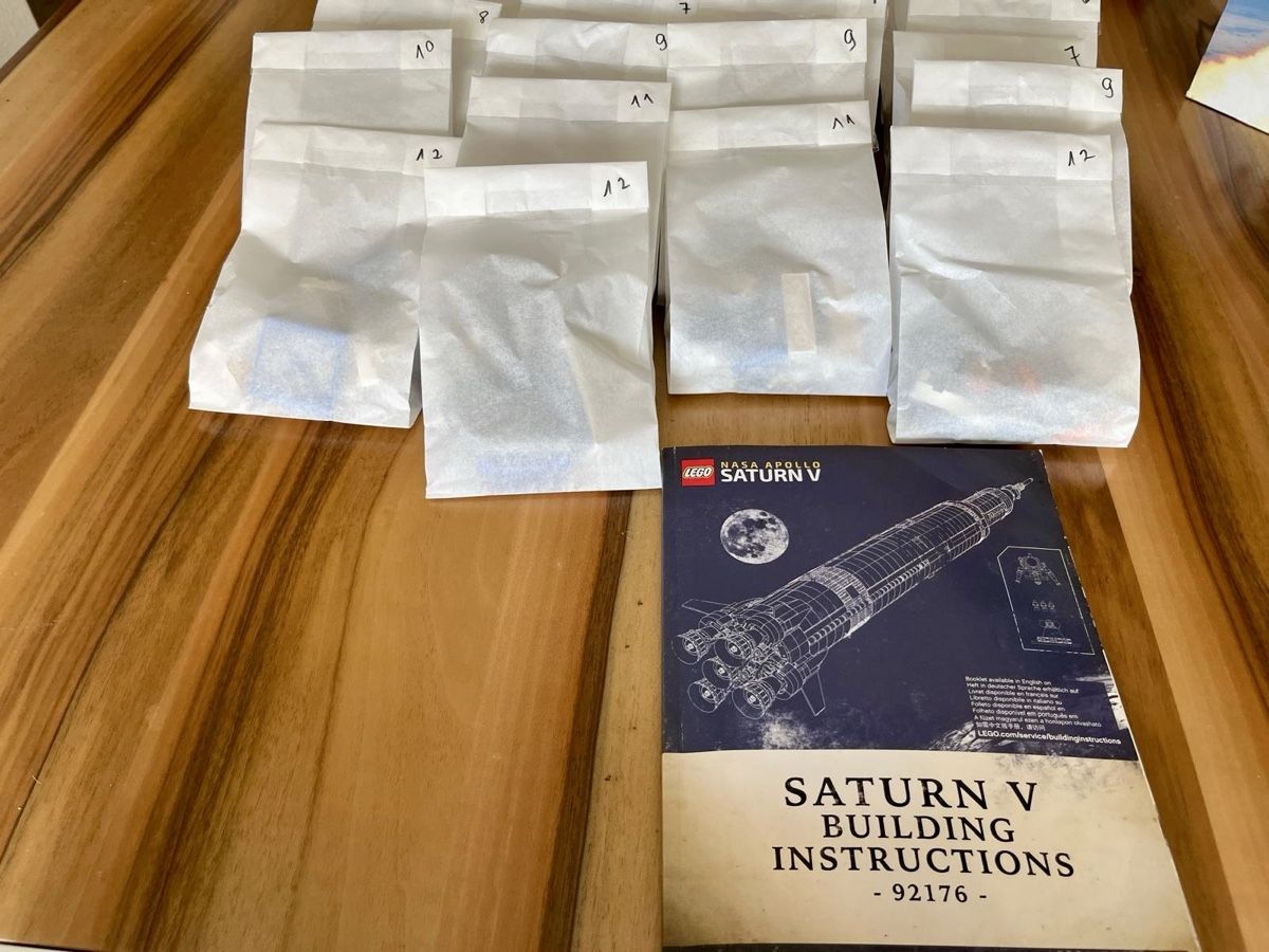 Lego Baukästen: Lego Saturn V Rakete 92176 – Gebraucht aus Elgg von  6