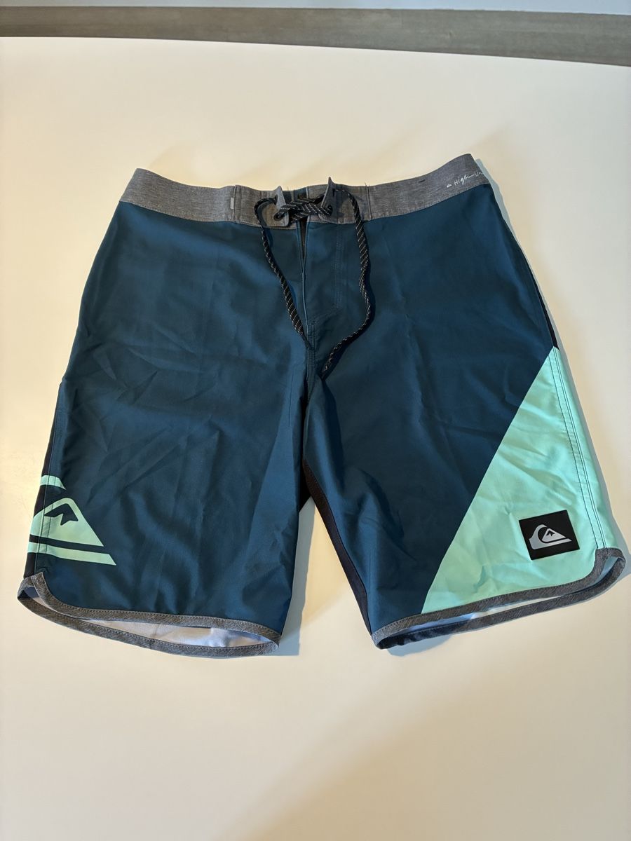 Quiksilver Lotti di vestiti: Quiksilver Set, Badehose & Shirt – Usato da Altnau venduto da kurvenmuehle 3