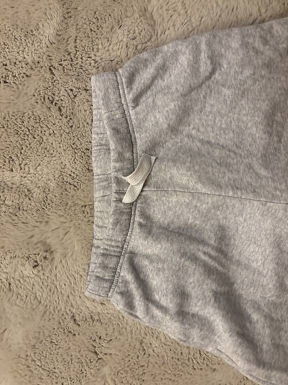 H&M Pantalons: Graue Trainerhose – D'occasion à Lenk im Simmental par niczbaeren 2