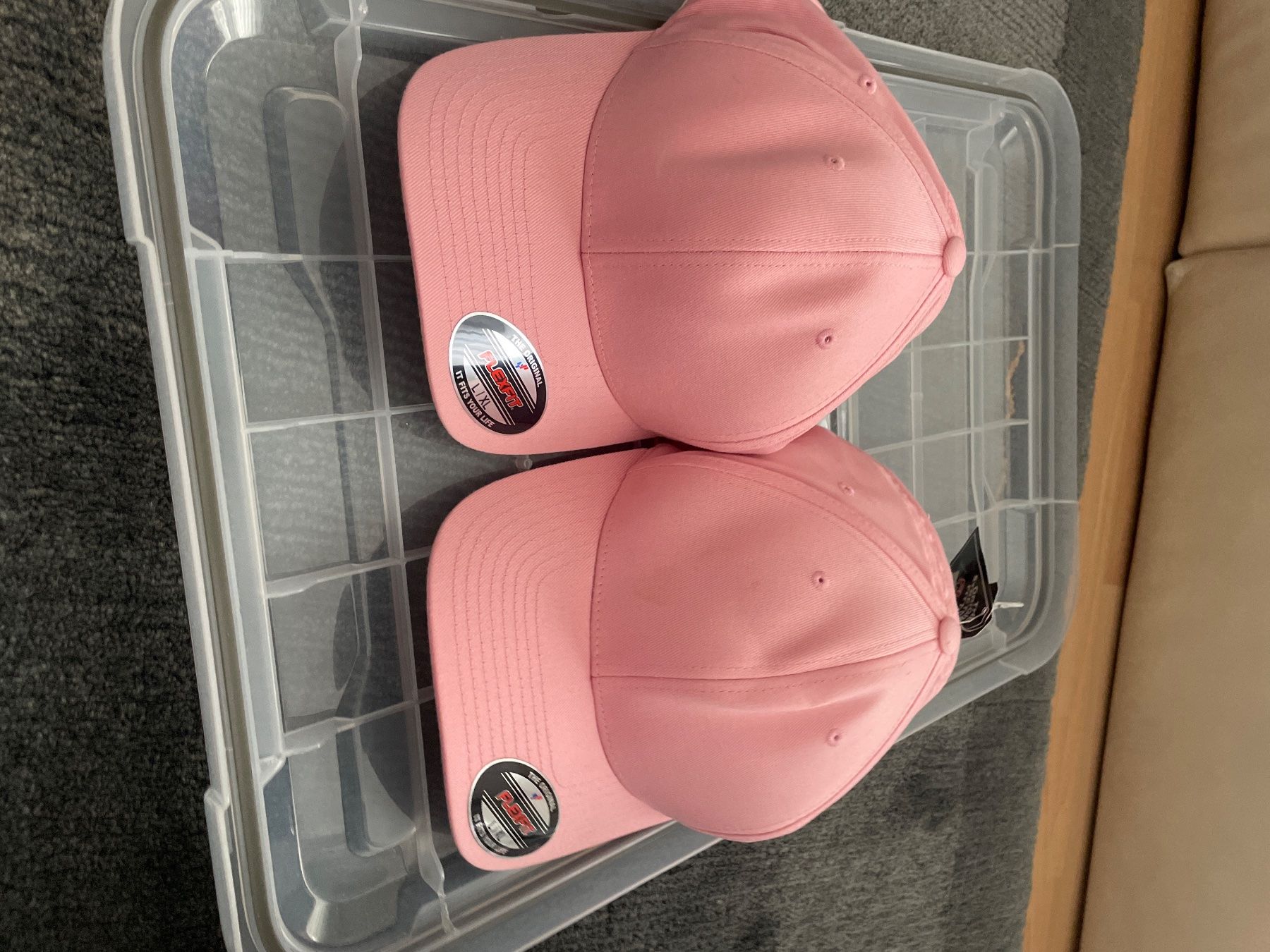 Flexfit Hüte, Mützen & Caps: Due cappellini rosa – Neu und originalverpackt aus Bellinzona von remarema 1