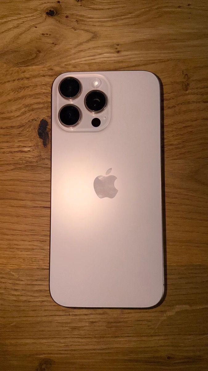 Apple Portables: Iphone 16 Pro Max – D'occasion à Geroldswil par Ili_b66j 1