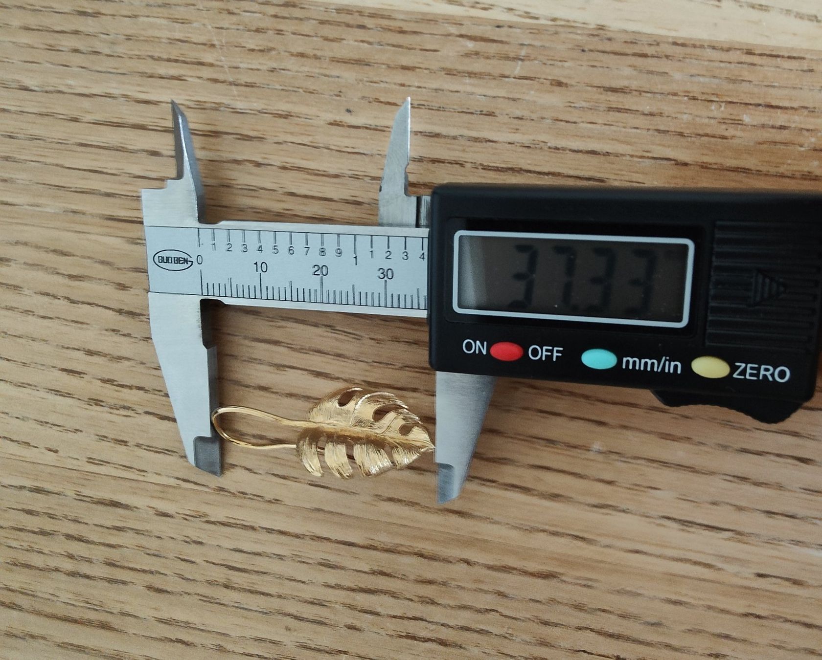 Orecchini pendenti & Orecchini a lobo: Ohrhänger in Blatt-Form, 18K Gold – Nuovo e nell'imballaggio originale da Rümlang venduto da 21f 2