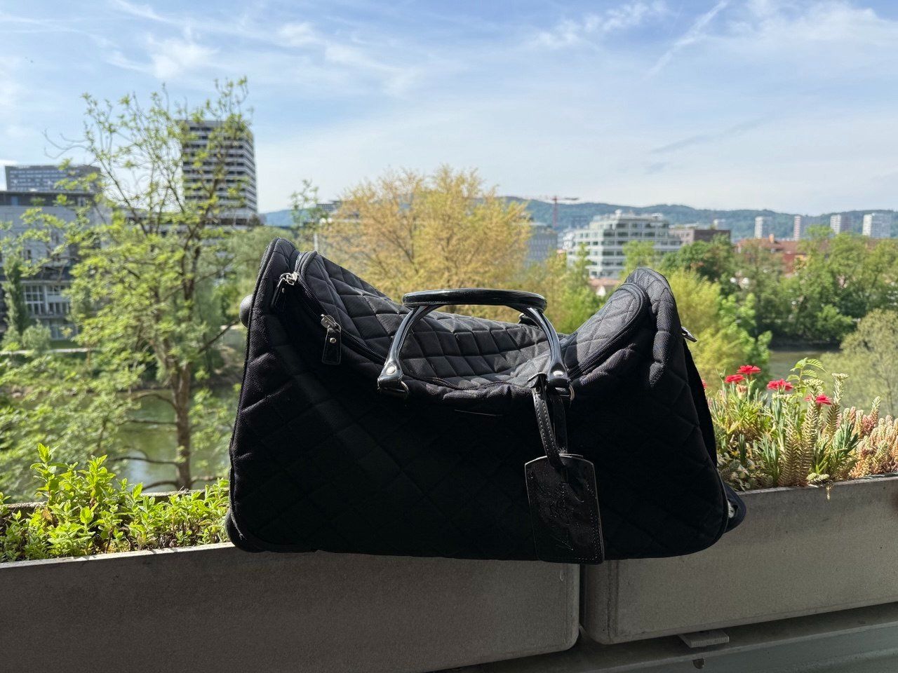 Reisekoffer: A stylish black suitcase – Gebraucht aus Zürich von futurmutur