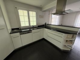 Moderne Küche mit Kochinsel und Granitabdeckung zu verkaufen
