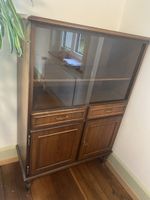 Vitrinenschrank Holz mit Glastüren und Schubladen