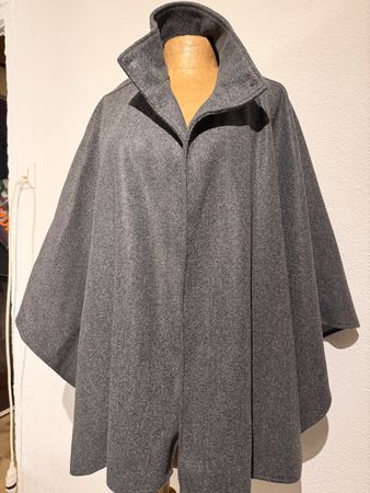 Cape/Poncho élégant en laine grise - Parfait pour l'hiver!