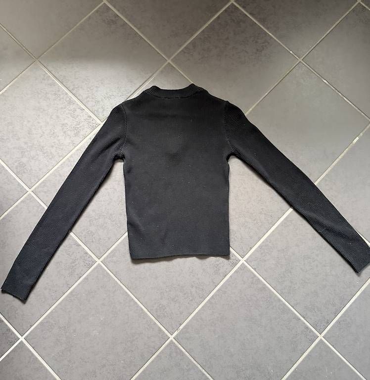 T-shirt: SCHWARZES RIB-SHIRT MIT REISSVERSCHLUSS – Usato da Affeltrangen venduto da janaleiin 2