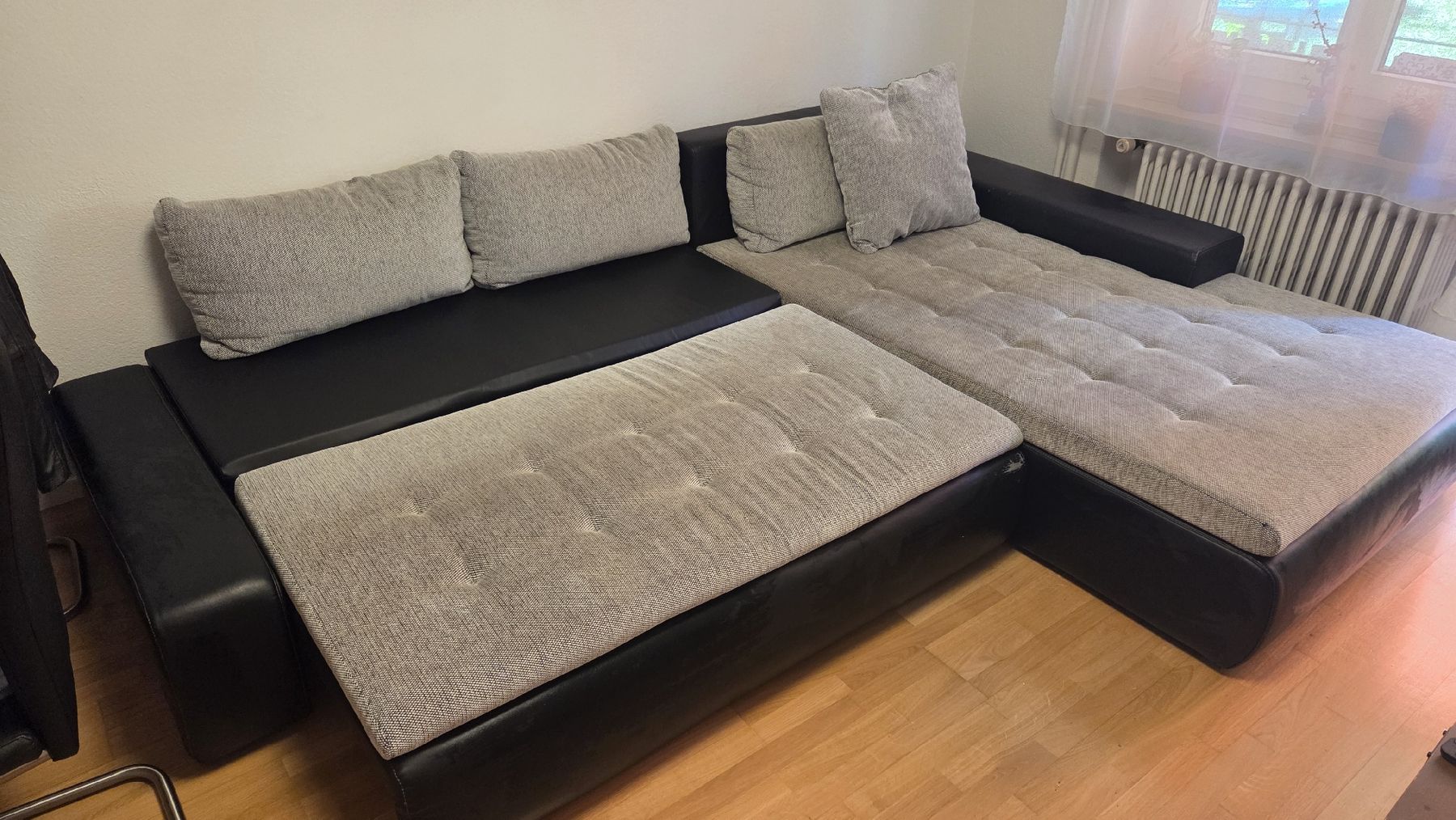 Sofas: Ecksofa schwarz/grau mit Gebrauchsspuren Grösse L – Gebraucht aus Adliswil von deb_9s5z 2