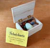 Schatzkiste/Holzkistchen mit Edelsteinen