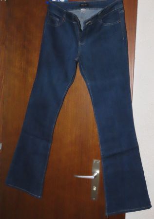 Jean bootcut bleu foncé, taille 38 - neuf