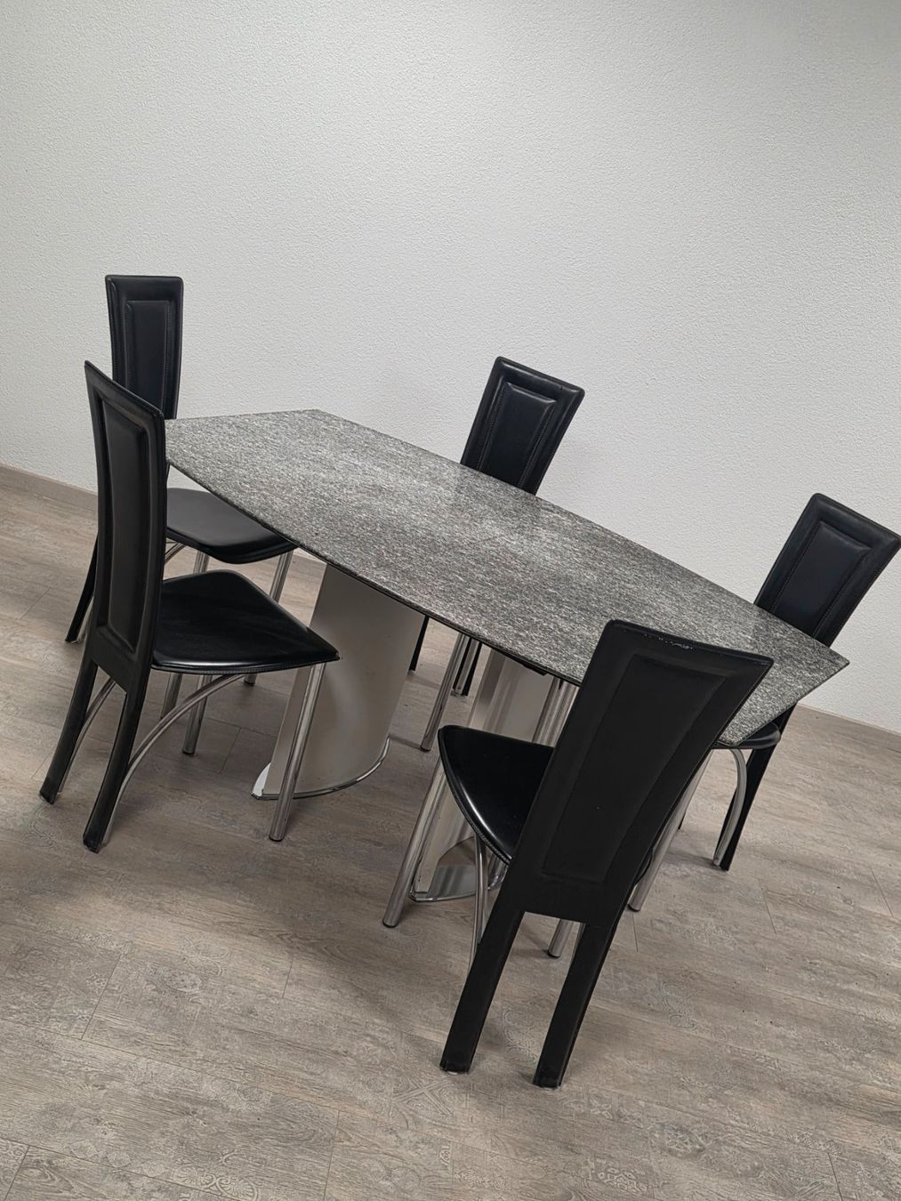 Set tavolo e sedie: Designer Granit Tisch mit 5 Stühlen – Usato da Balsthal venduto da Sigro0 2