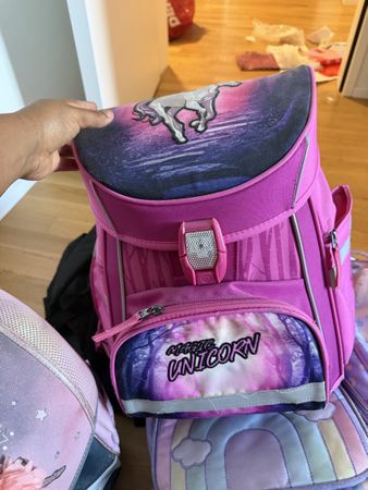 Lot de 9 sacs à dos et accessoires pour enfant divers