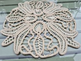 Handgemachtes Deckchen, beige, neuwertig