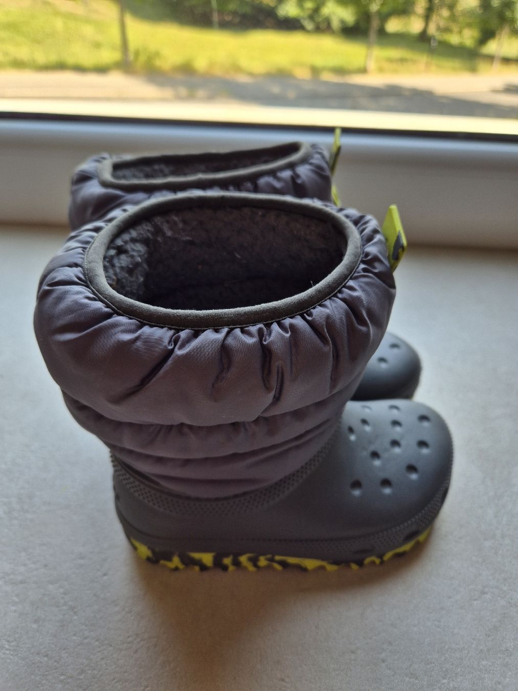 Schuhe für Jungen: Bottes d'hiver Crocs gris jaune taille 29-30 – Gebraucht aus La Chaux-de-Fonds von luc_88zy 1