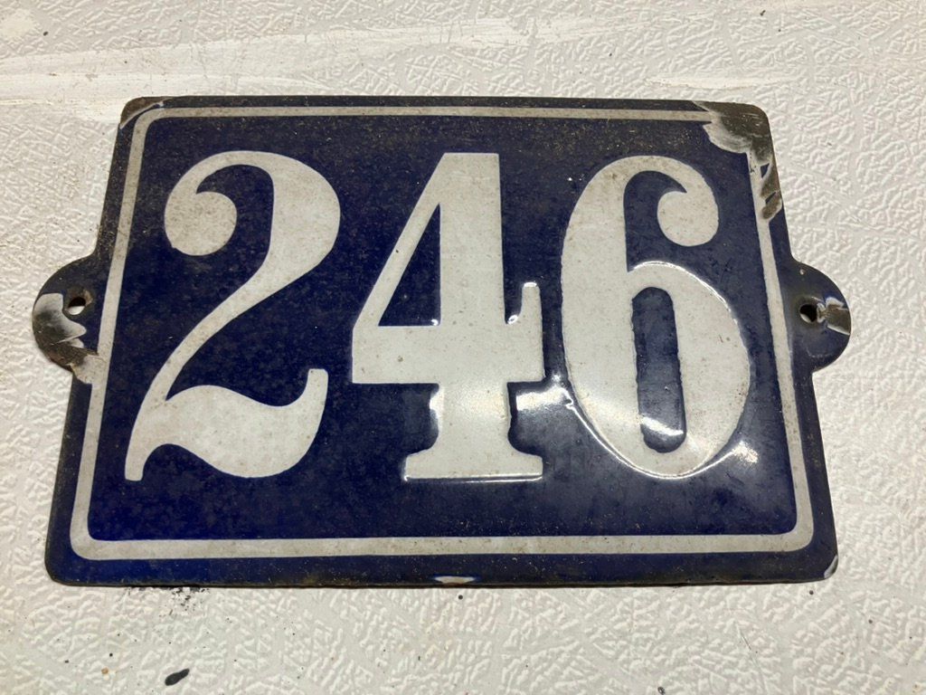 Insegne: plaque en émail 246 – Usato da Mervelier venduto da Arebetez 1