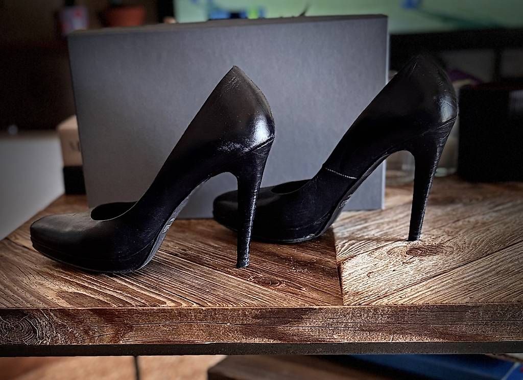 Chaussures femmes: Escarpins noirs cuir – D'occasion à Lausanne par ang_ks77