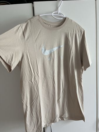NEU Nike T-Shirt beige mit Logo-Print Grösse L