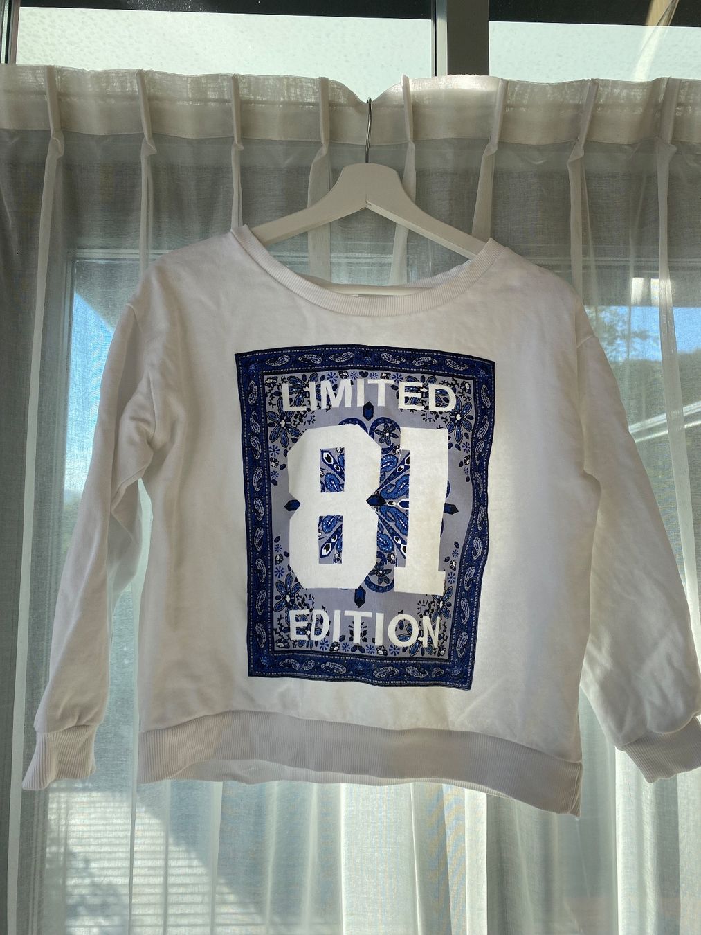 H&M Pullover & Sweatshirts: Pullover Print weiss blau Gr. 36 / 38 Damen – Gebraucht aus Seewen SO von HappyHappyHappy