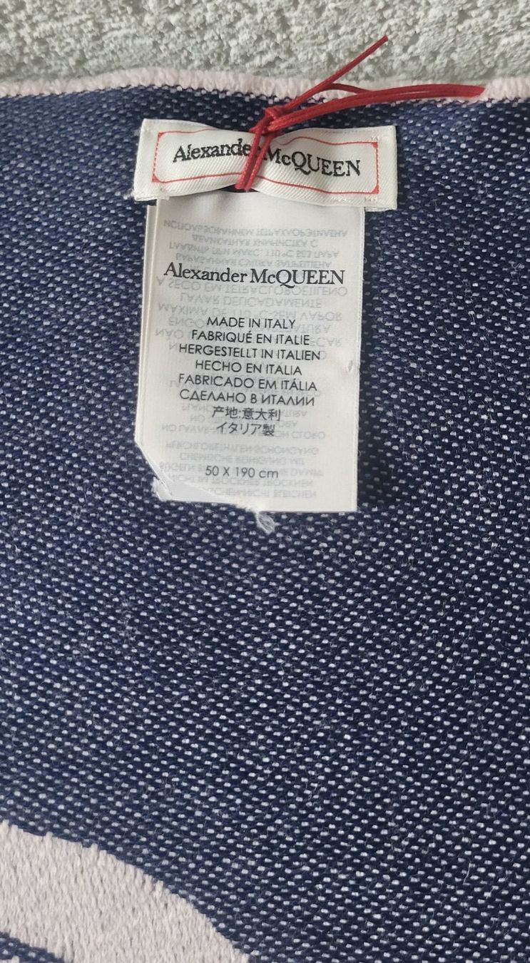 Alexander Mcqueen Foulards, Tücher & Schals: Sciarpa di Alexander McQueen nuova e originale – Defekt aus Giubiasco von fas_b82x 2