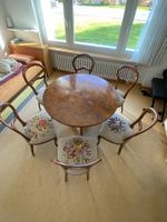 Antiker Nussbaum-Tisch inkl. 6 Gobelin Stühle (Rosenmuster)