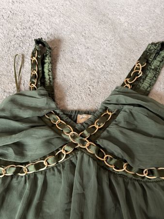 Schickes Sommer Top, Olivgrün mit Goldkette, Grösse 36