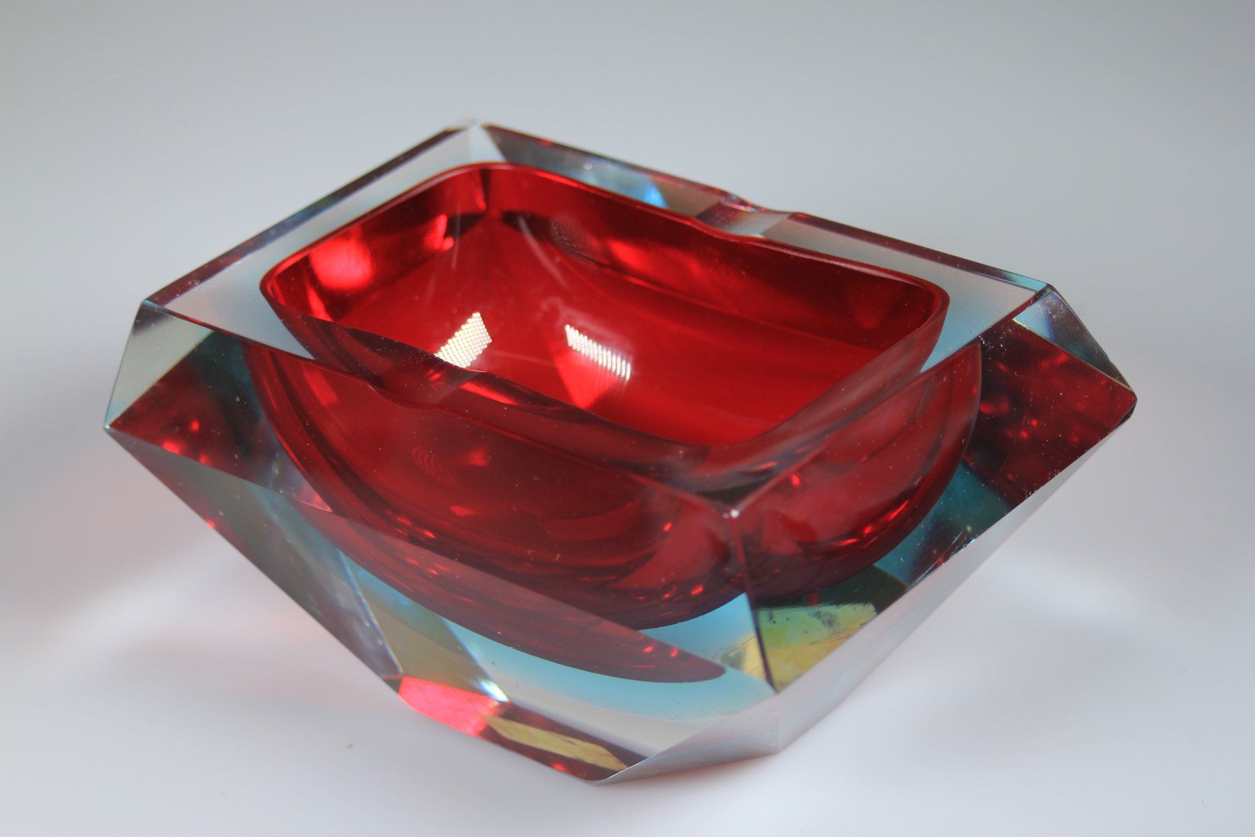 Murano Aschenbecher: Murano Sommerso Glas Aschenbecher – Gebraucht aus Basel von IRMAundFRED
