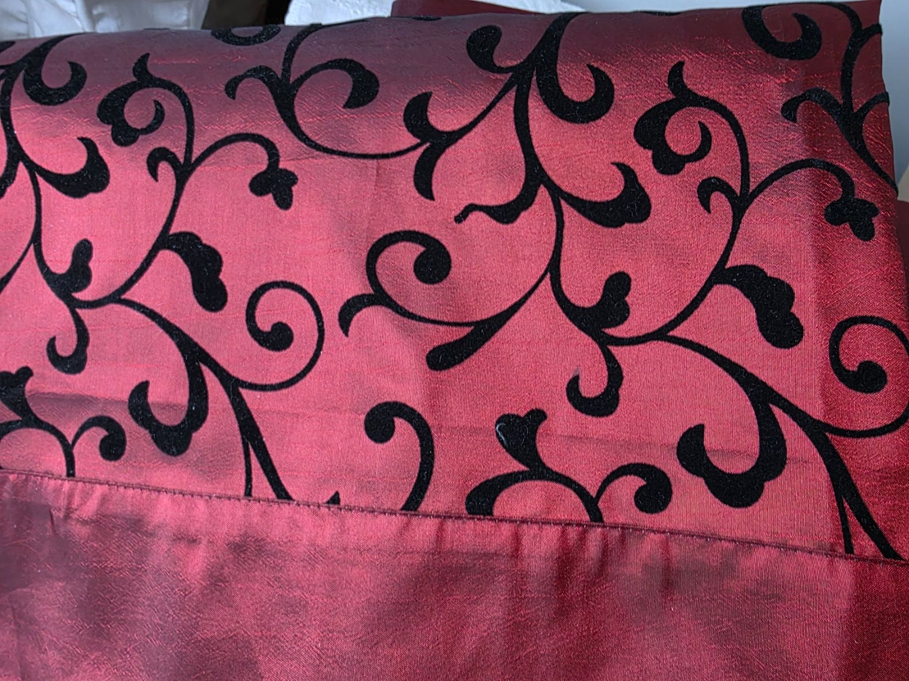 Altra biancheria da tavola: Letzte Gelege / 2 weinr/schw Tischläufer mit Flockprint Poly – Usato da Riehen venduto da robs2026 1