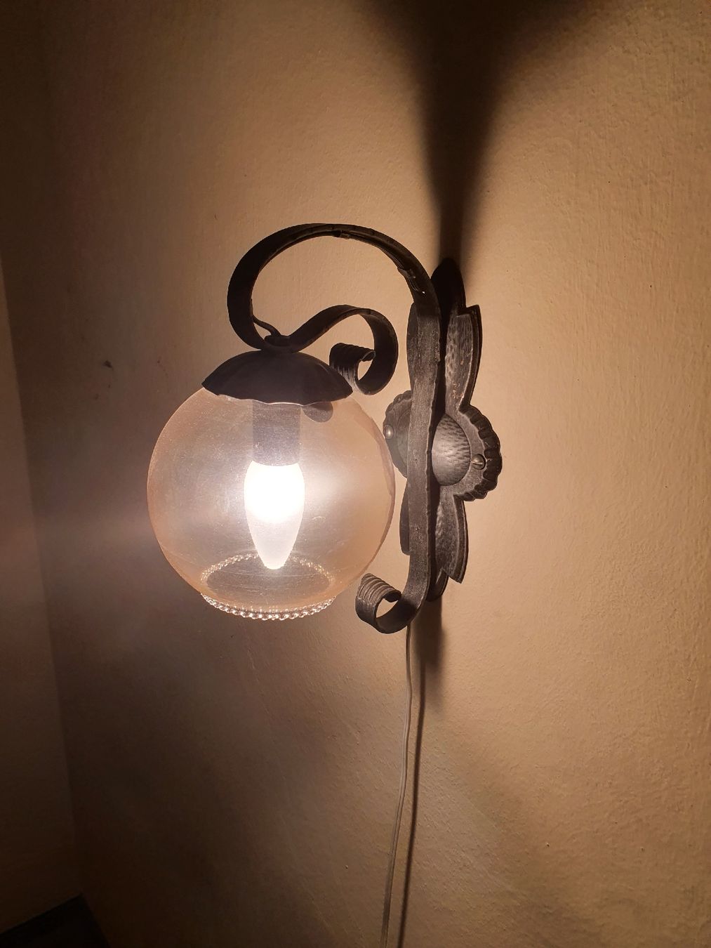 Lampade: Lampada da comodino in ferro battuto – Usato da Vernate venduto da nma_77kf