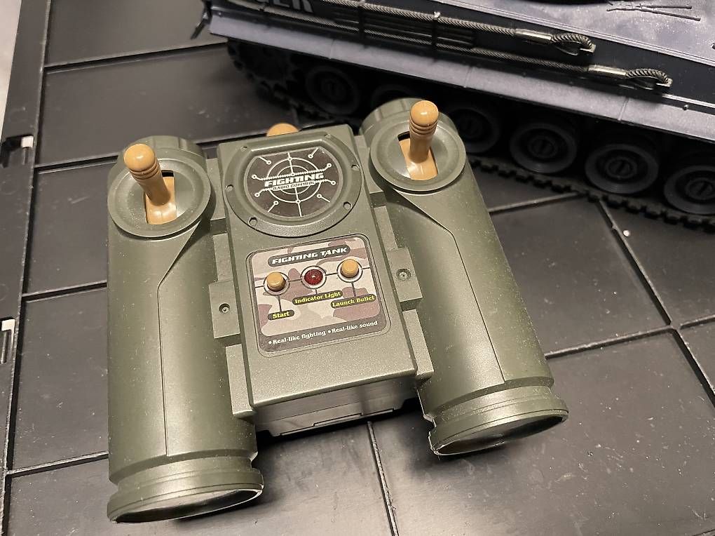 Modellbausätze & Standmodelle: Ferngesteuerter Spiel-Panzer mit Kampf-Turm – Gebraucht aus Möriken AG von nipamijule 1