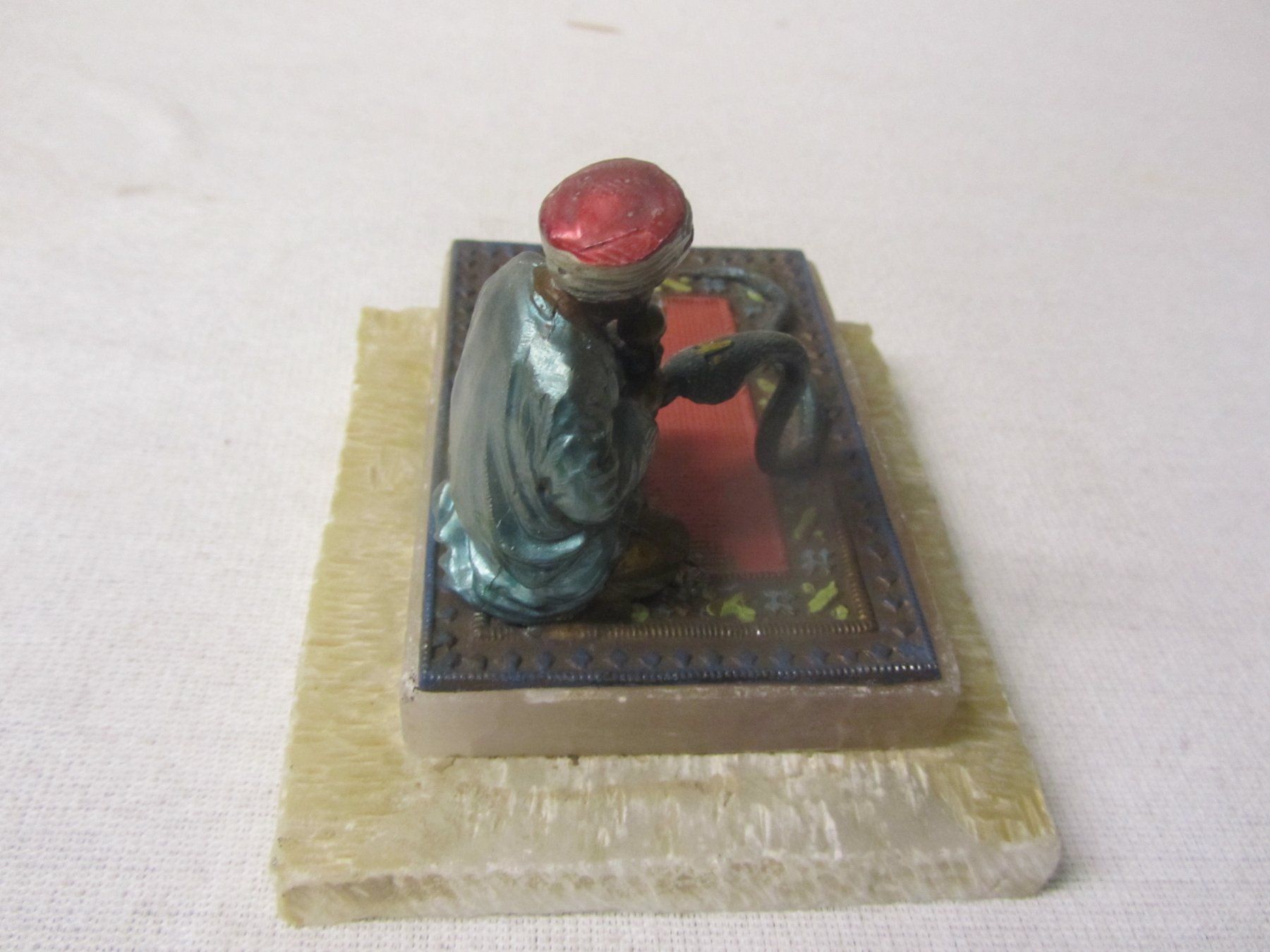 Statuette: Orientale sitzend auf Teppich als Briebeschwerer – Usato da Luzern venduto da Lucernauno 3