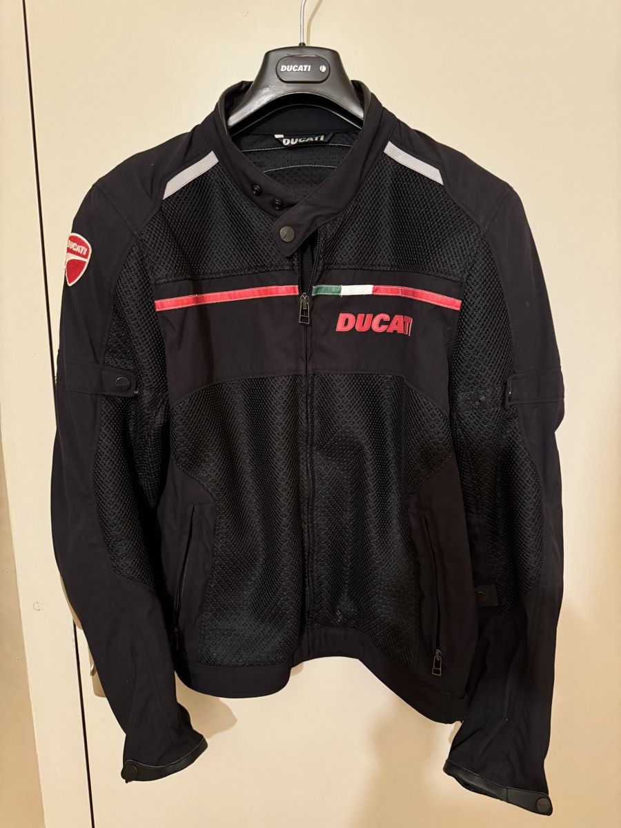 Giacche: Vendo Giacca Moto - Ducati – Nuovo (secondo la descrizione) da Davesco-Soragno venduto da lar_n5p8