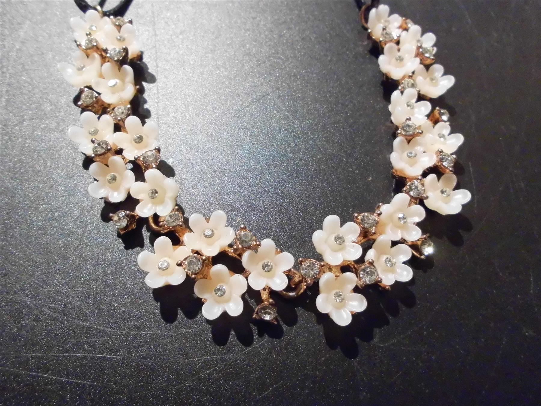 Catenine: Kette schwarz, weisse Blümchen – Nuovo e nell'imballaggio originale da Zürich venduto da abraxas1291 1
