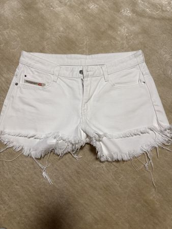 Short Diesel blanc, taille 30, parfait pour l'été☀️!