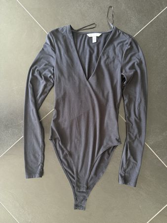 Schwarzer Body mit grossem Ausschnitt von H&M, Gr XS