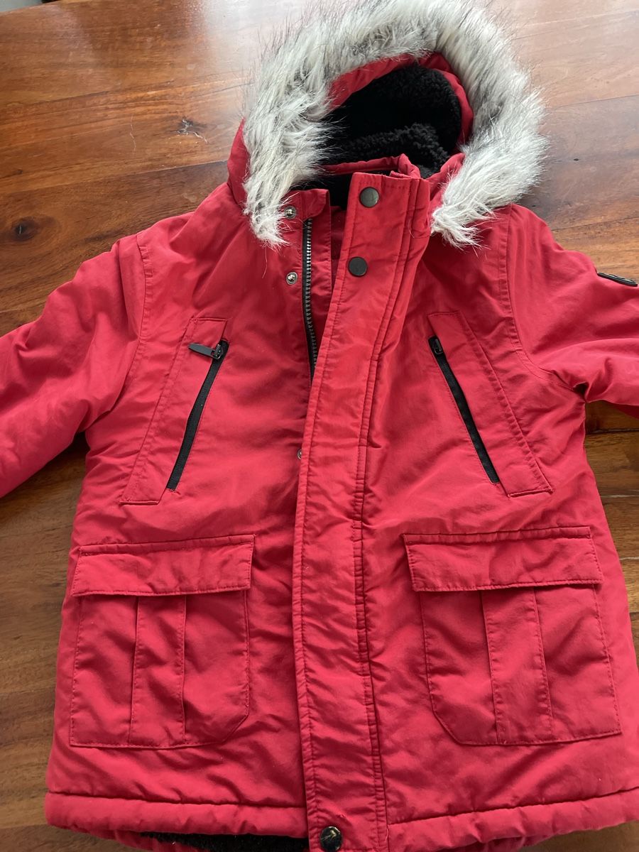 Giacche: Rote Winterjacke mit Kapuze und Fellrand, Grösse 116 – Usato da Oftringen venduto da Makeq 2