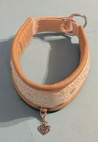 Halsband mit Herzanhänger, schick verziert, Leder