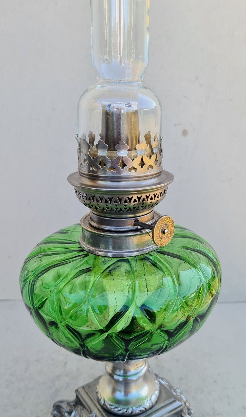 Lampade: Alte versilberte Petrollampe mit grünem Glasbehälter um 1900 – Usato da Frasnacht venduto da Carawill 3