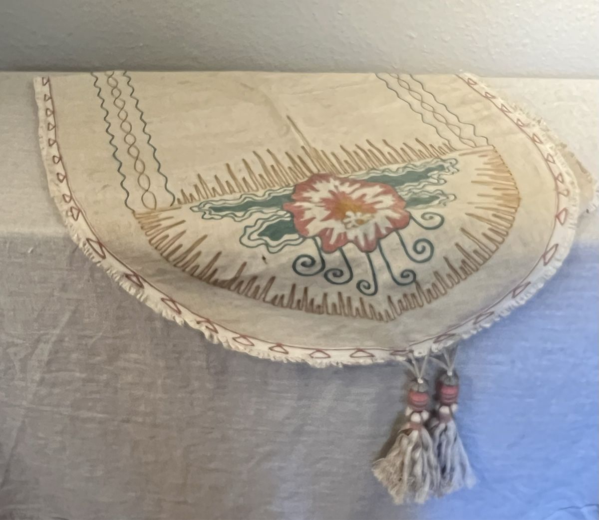 Sonstige Tischwäsche: Nappe chemin de table en lin, vintage brodée main, pompons – Gebraucht aus Genève von DELIRBEADS 8