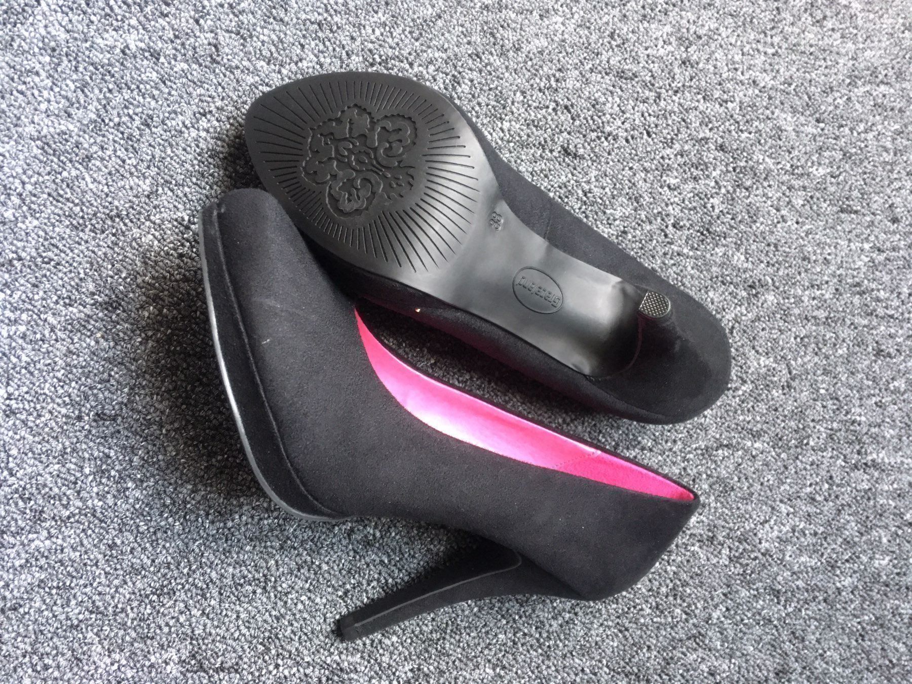 Scarpe da donna: Schwarze High Heels/Pumps Grösse 38 – Nuovo (secondo la descrizione) da Wiler b.Utzenstorf venduto da Verkauf333 2